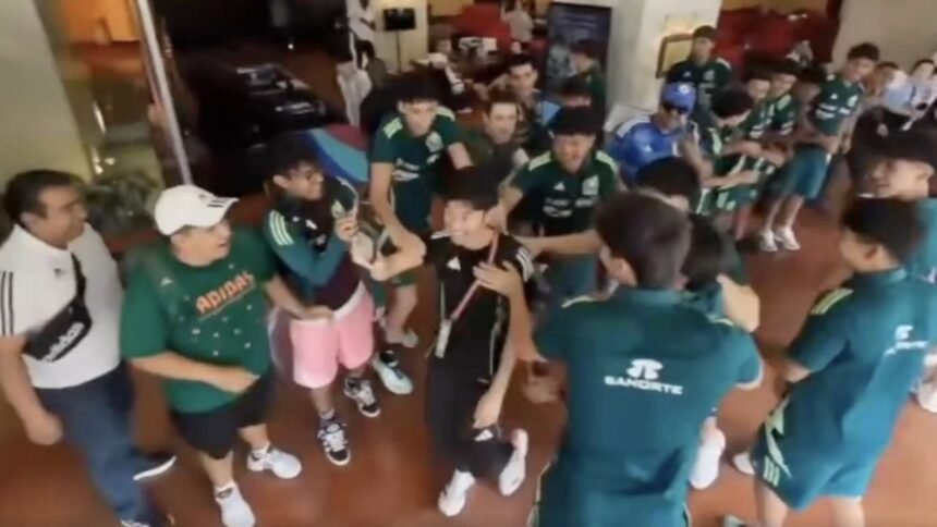 la seleccion mexicana celebra con japon su clasificacion a octavos