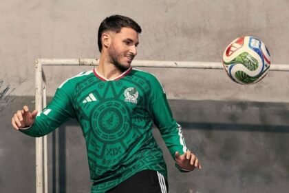 la seleccion mexicana presenta la polemica camiseta verde para el