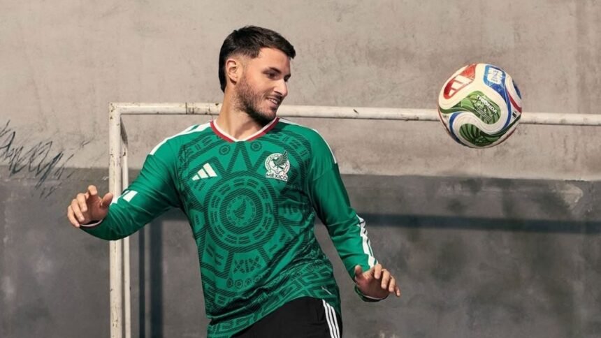la seleccion mexicana presenta la polemica camiseta verde para el