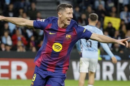 lewandowski anota triplete y el barcelona derrota al celta para