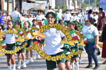 manuel esquivel participa en el desfile de las guacamayas por