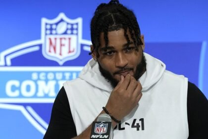 marshawn kneeland jugador de cowboys de 24 anos se quita