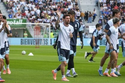 messi provoca gran efervescencia con mas de 20 mil aficionados