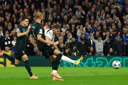 micky van de ven anota un golazo en champions league