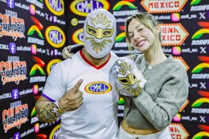 mistico entrega su mascara a ester exposito tras ganar a
