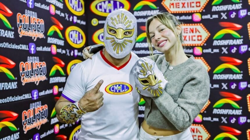 mistico entrega su mascara a ester exposito tras ganar a