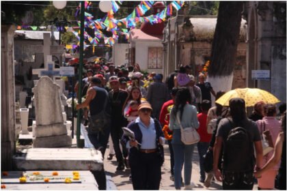 morelianos rinden homenaje a sus difuntos en el dia de