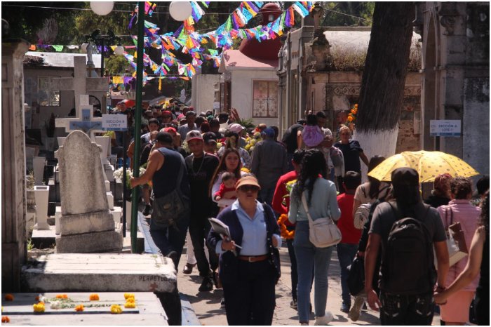 morelianos rinden homenaje a sus difuntos en el dia de