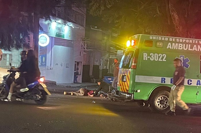 motociclista sufre heridas graves tras colision con camioneta en uruapan
