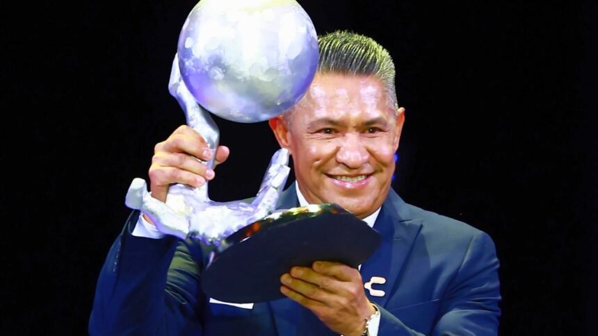 nacho ambriz es homenajeado en el salon de la fama