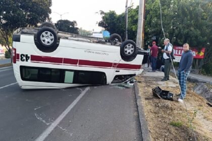 ocho pasajeros afectados por volcadura de combi guinda en libramiento