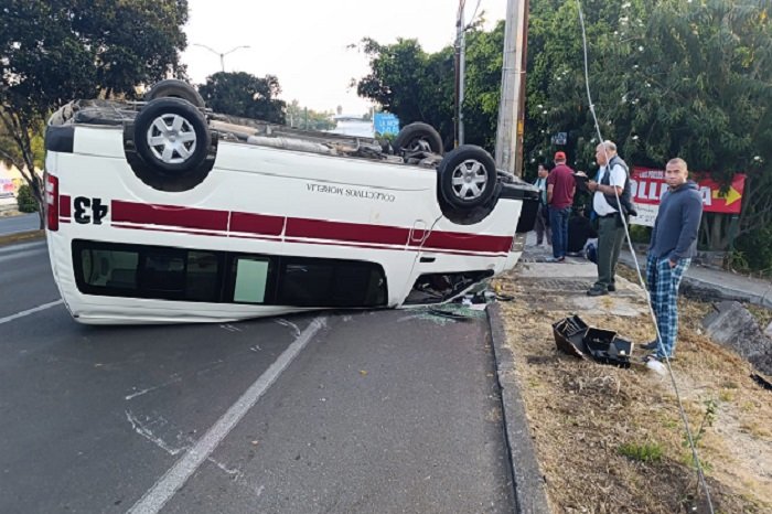 ocho pasajeros afectados por volcadura de combi guinda en libramiento