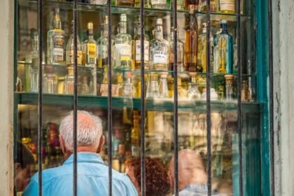 oxxos sustituyen ventanitas para la venta nocturna de licor en