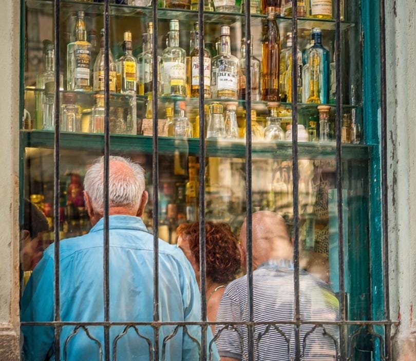 oxxos sustituyen ventanitas para la venta nocturna de licor en