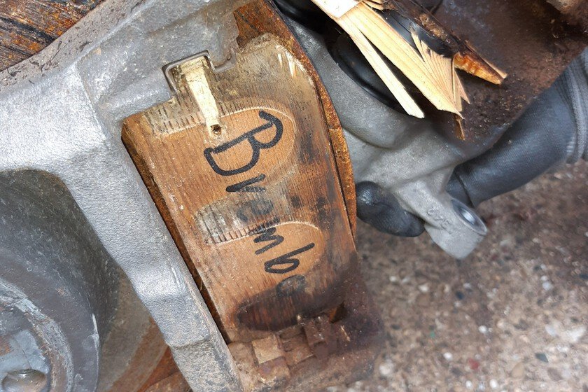 Pastillas de freno de madera provocaron fallos en la frenada del vehículo