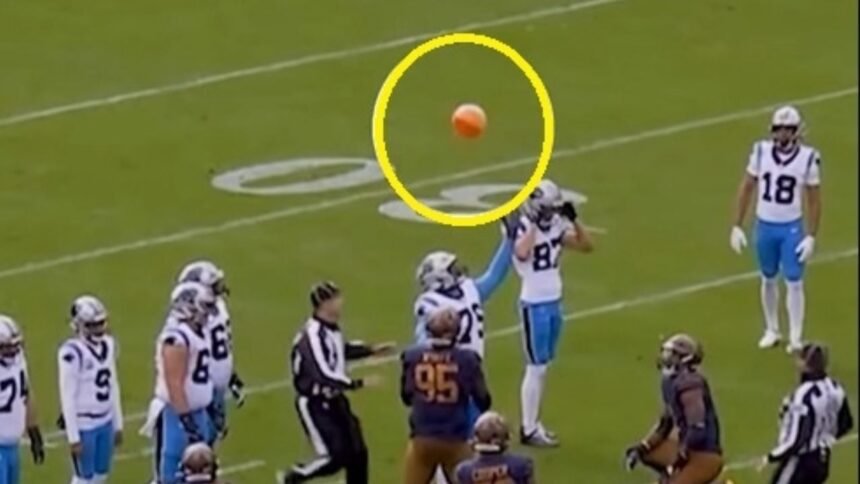 pelota de playa interrumpe jugada ofensiva de las panteras de