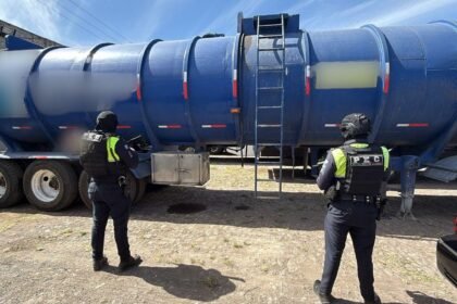 policia estatal de caminos asegura remolque con 45 mil litros