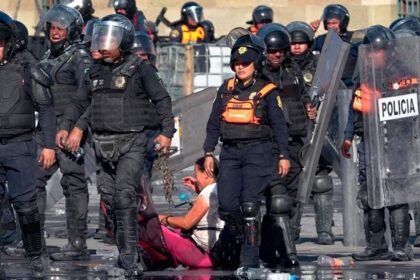 policias de la cdmx agreden a manifestantes y transeuntes durante