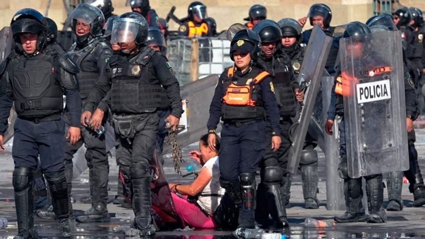policias de la cdmx agreden a manifestantes y transeuntes durante