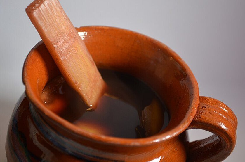 Ponche de frutas tradicional con un ingrediente económico que realza su sabor