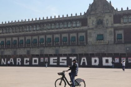 rehabilitan la frase narcoestado en las vallas de palacio nacional