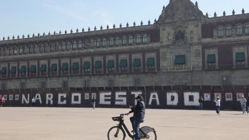 rehabilitan la frase narcoestado en las vallas de palacio nacional