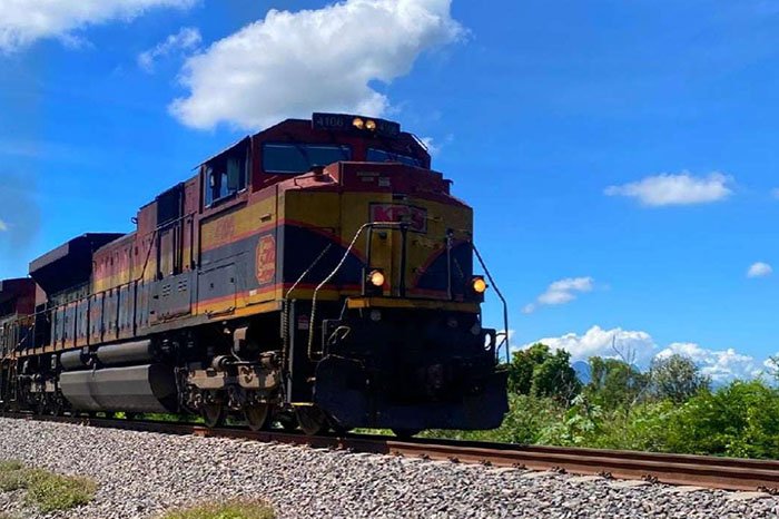 roban mercancia del tren en arteaga tras atravesar objetos en