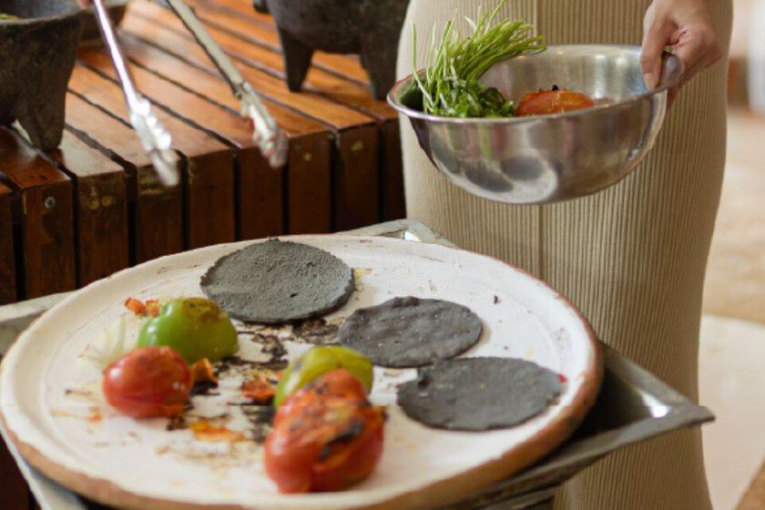 Taller de elaboración de tortillas destaca la importancia del maíz en hotel de México