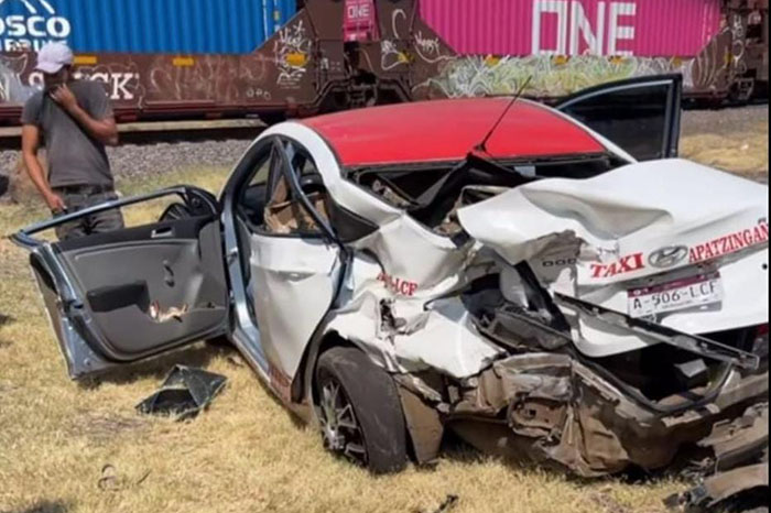 taxi de apatzingan colisiona con tren en gabriel zamora al