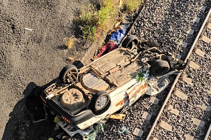taxista fallece tras caer de un puente a las vias