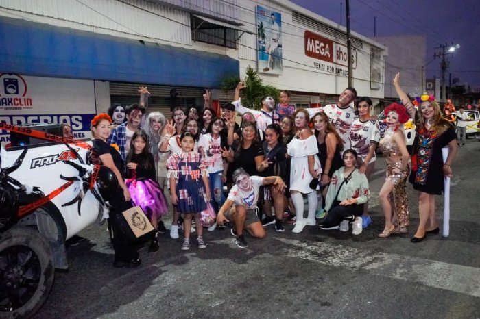 terror risas y diversion en el quinto desfile nocturno del