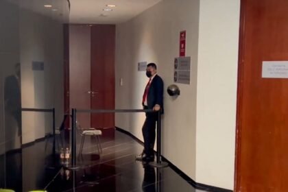 trabajadores mantienen posiciones de pie a pesar de la ley