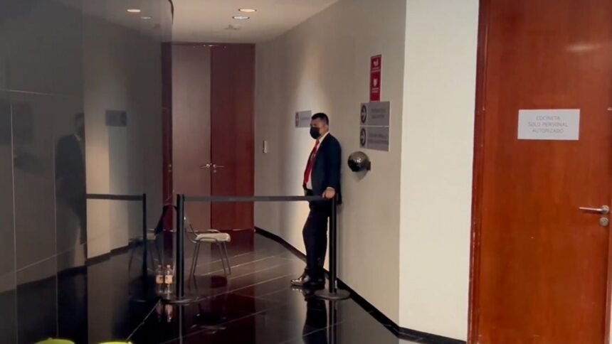 trabajadores mantienen posiciones de pie a pesar de la ley