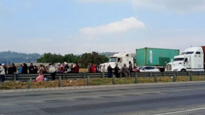 transportistas del edomex bloquean la carretera mexico queretaro por la desaparicion