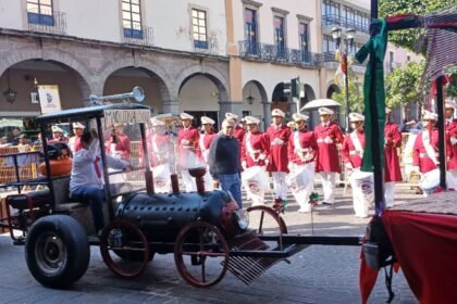 treinta mil personas asisten al desfile de la revolucion mexicana