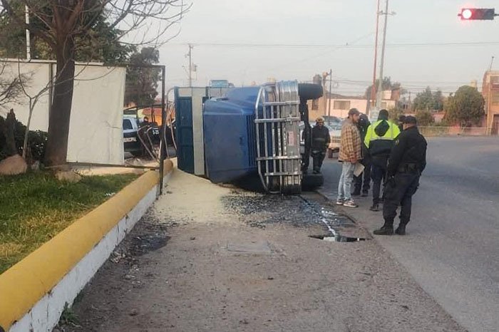 volcadura de camion con carga de maiz genera atencion en