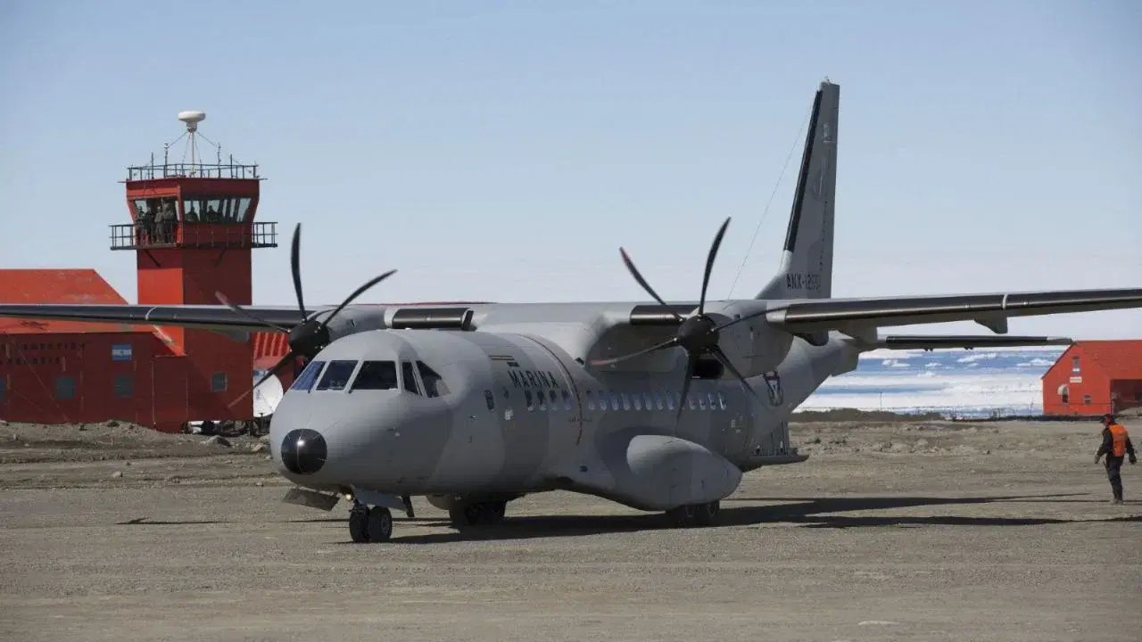 Accidente aéreo de la Marina en Galveston deja cinco muertos; un desaparecido