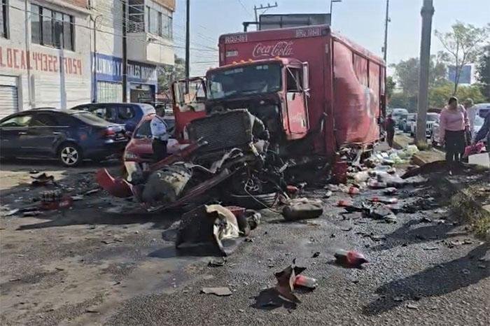 Accidente de camión de Coca-Cola en libramiento de Morelia, Michoacán