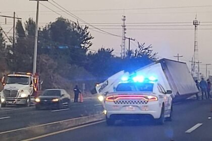accidente de trailer en la carretera abasolo irapuato causa trafico y
