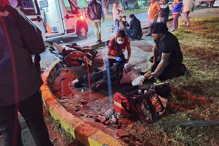 accidente entre motocicletas en calzada benito juarez uruapan deja dos