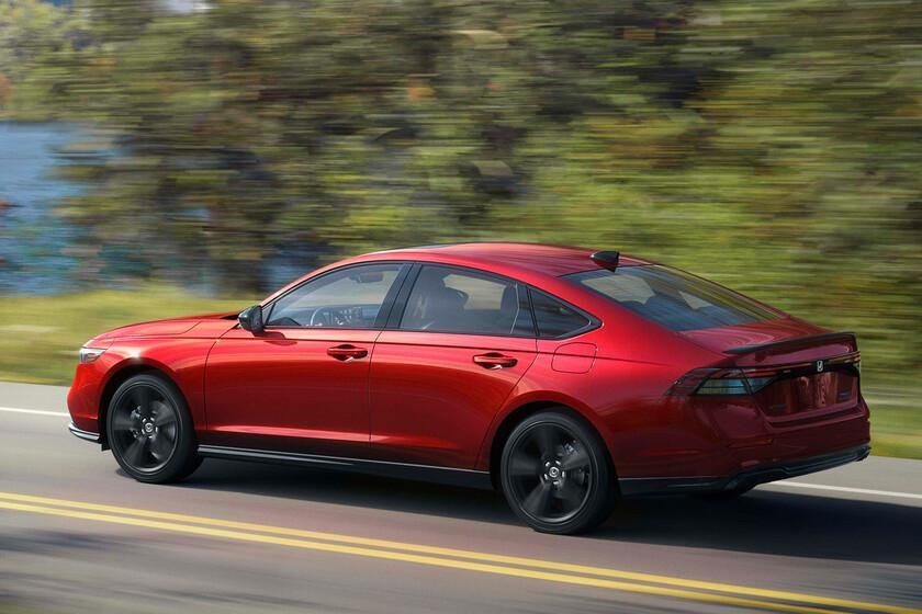 Actualización ligera de plataforma y electrónica en sedán japonés icónico