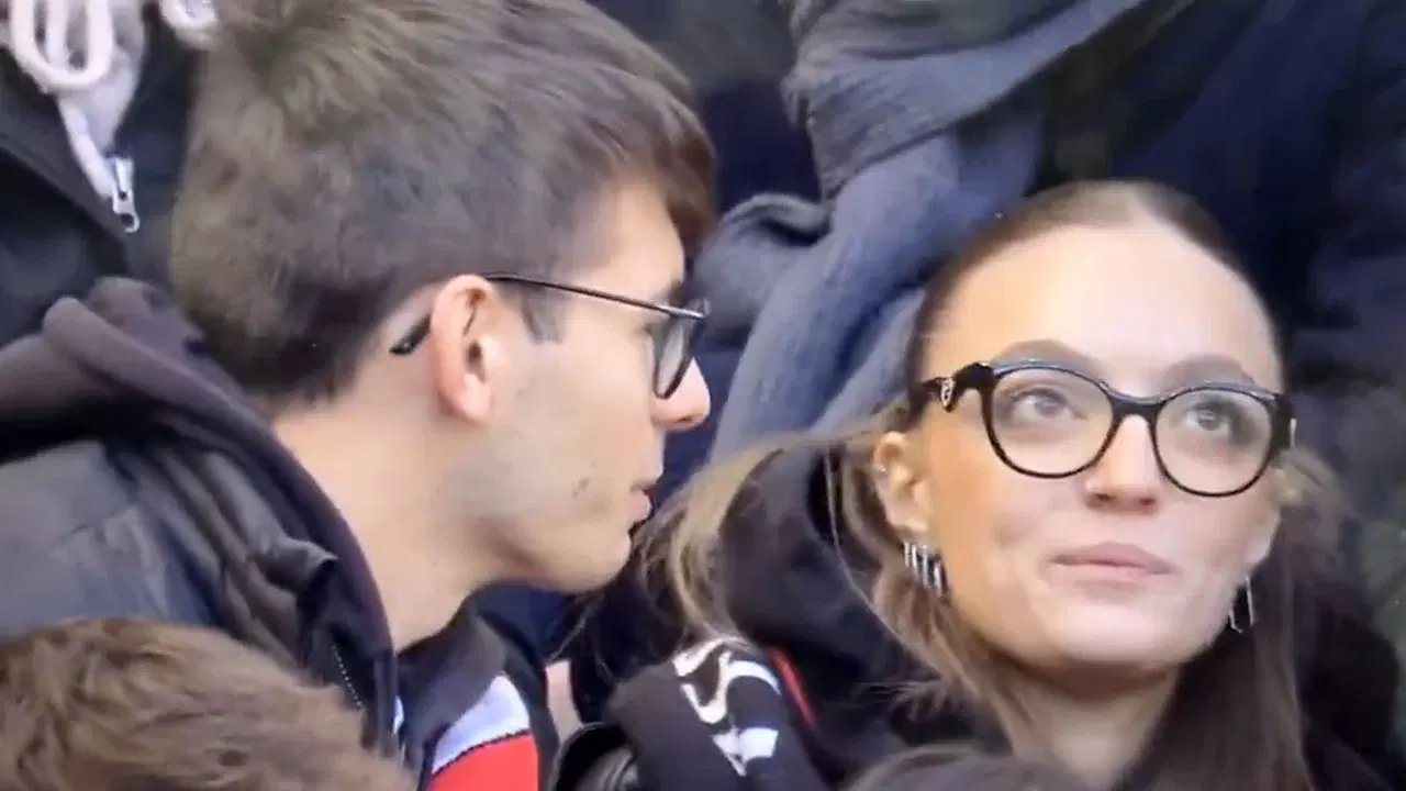 Aficionada niega beso a su acompañante ante la 'kiss cam'