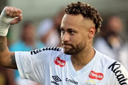 aficionado del santos ofrece su rodilla a neymar y recibe