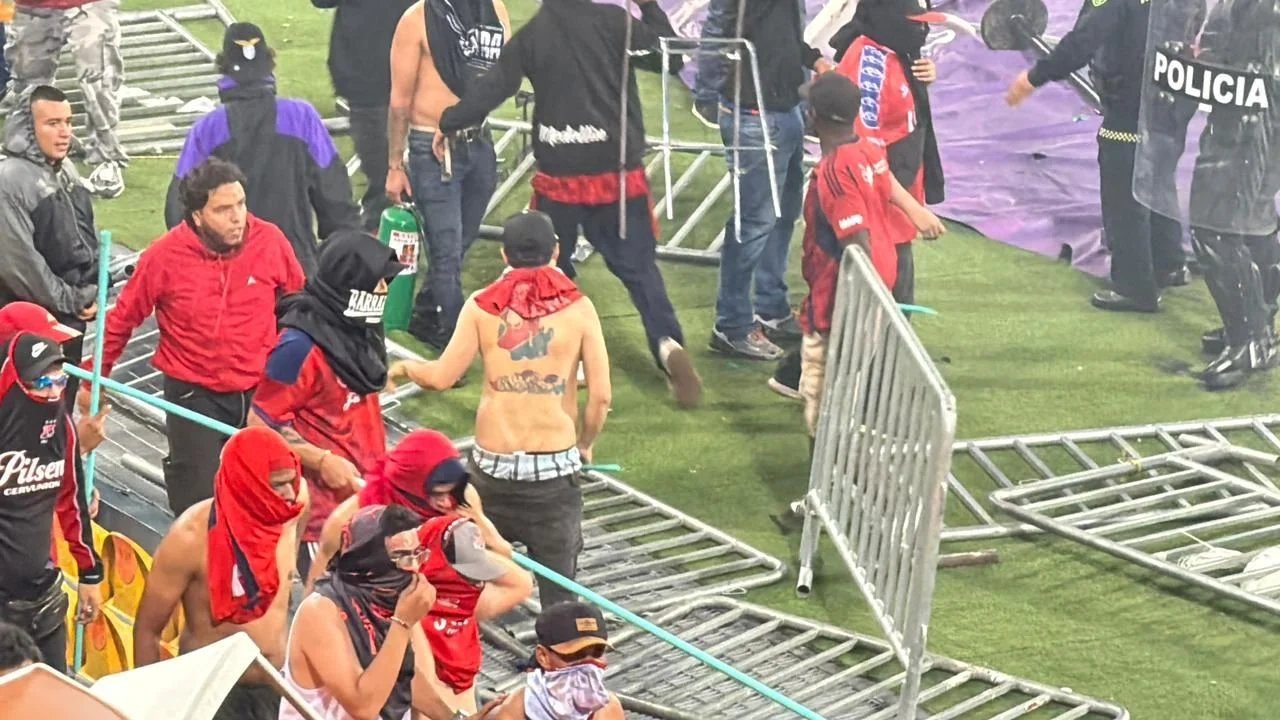 aficionados invaden la cancha y provocan pelea en la final