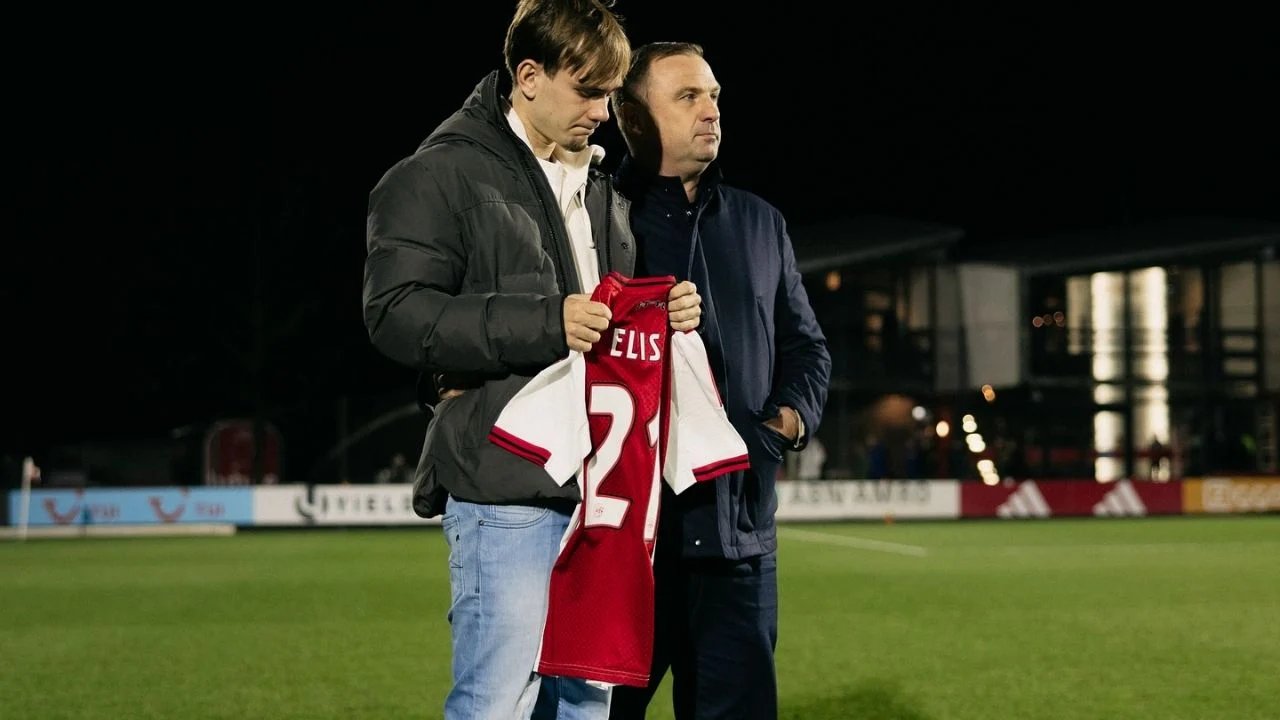 Ajax juvenil rinde homenaje a la novia fallecida de Mark Verkuijl