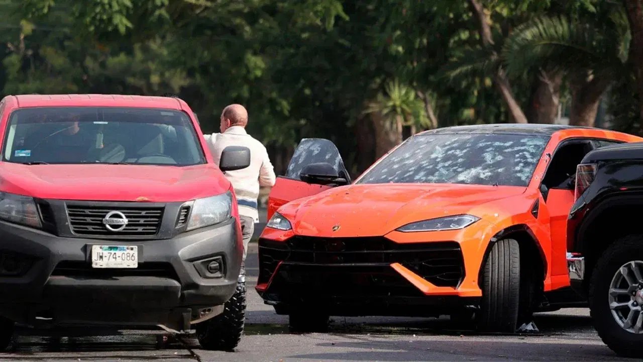 Al menos 30 personas con armas largas atacan a comerciante en Guadalajara