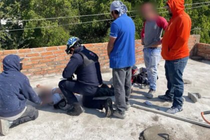 Albañil sufre descarga eléctrica en azotea de León; rescatado ileso
