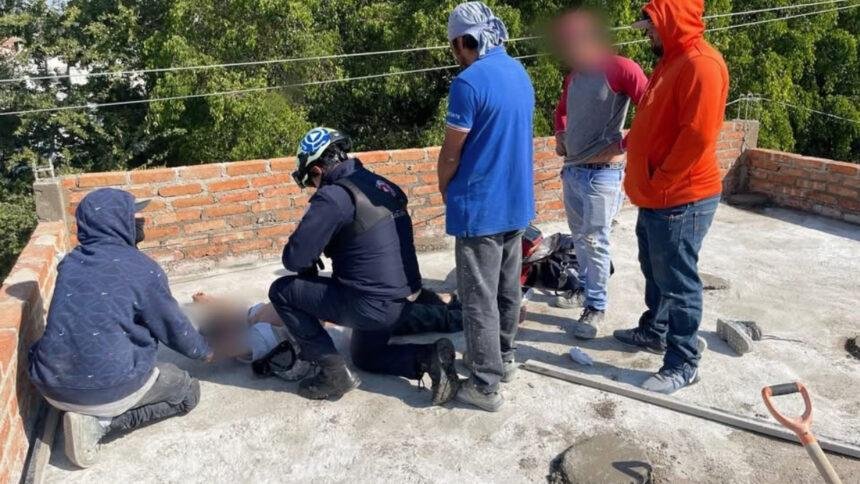 Albañil sufre descarga eléctrica en azotea de León; rescatado ileso