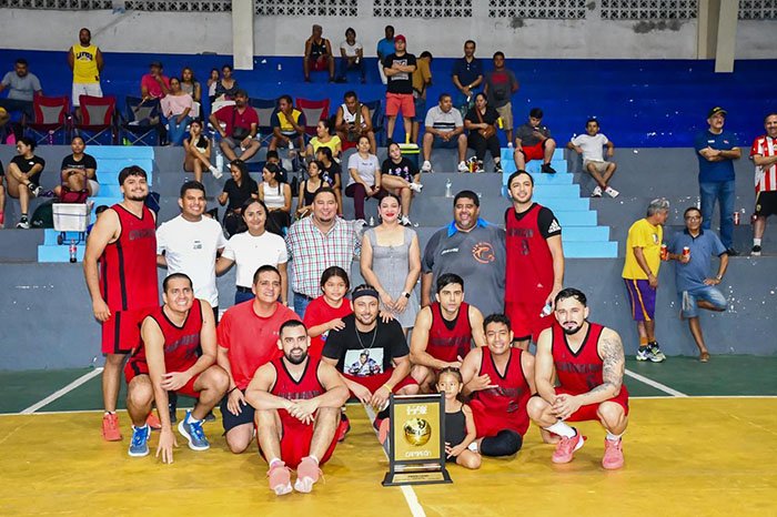 alcalde de lazaro cardenas premia a equipos ganadores de la