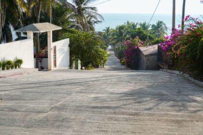 alcalde inaugura la calle morro agujerado en caleta de campos